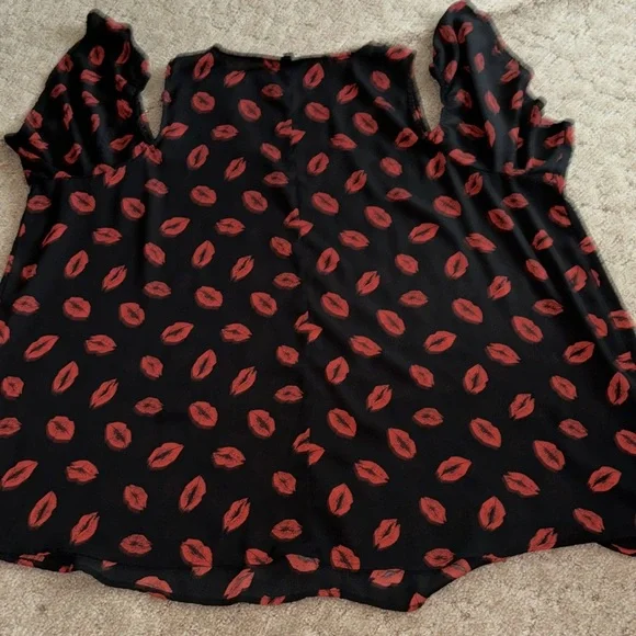 Torrid Blouse Size 3 Plus Size Lips Women’s Top Cold shoulder - Picture 7 of 9
